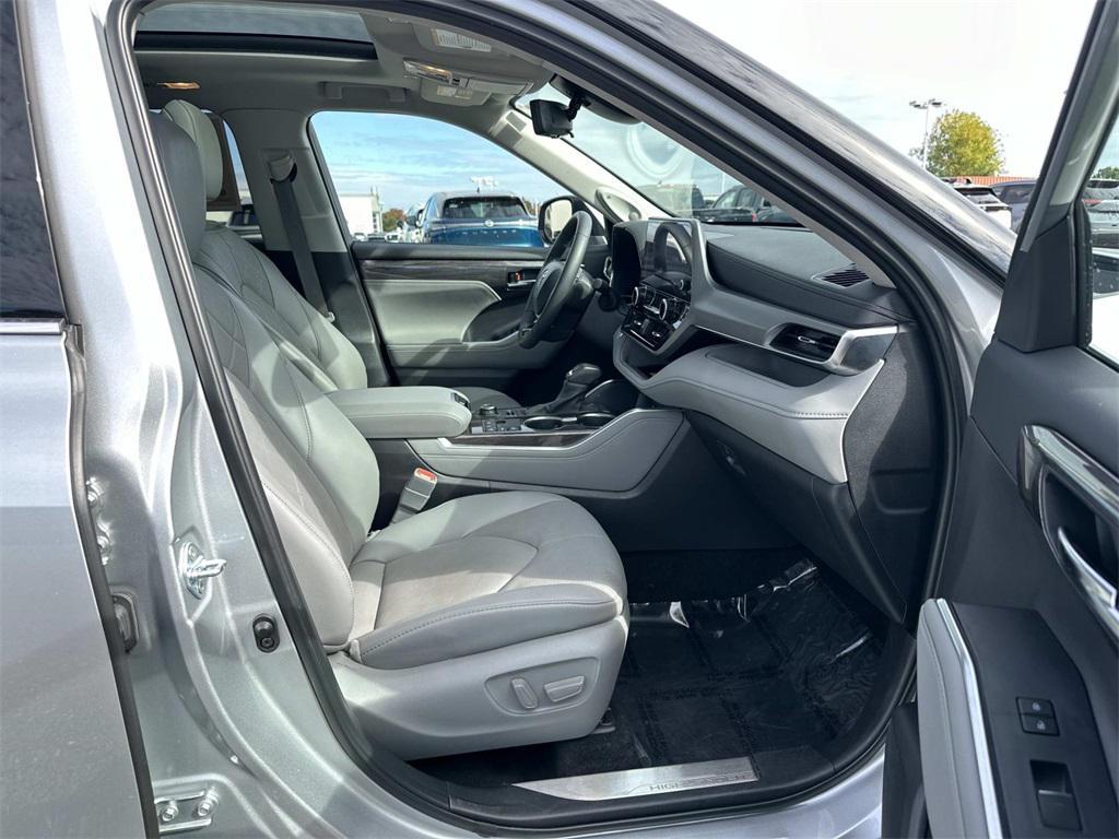 used 2024 Toyota Highlander car, priced at $46,474