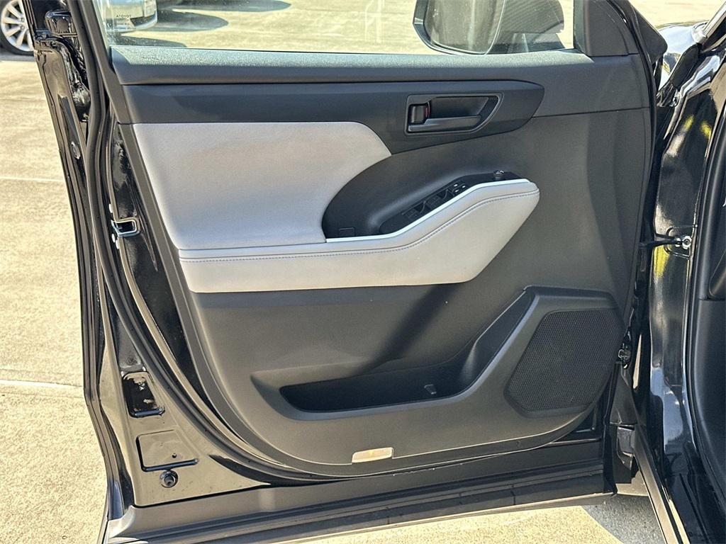 used 2022 Toyota Highlander car, priced at $30,290