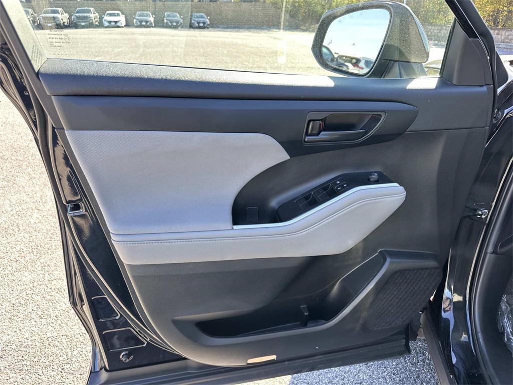 used 2022 Toyota Highlander car, priced at $29,490