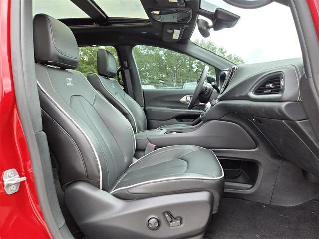 used 2024 Chrysler Pacifica car, priced at $38,997