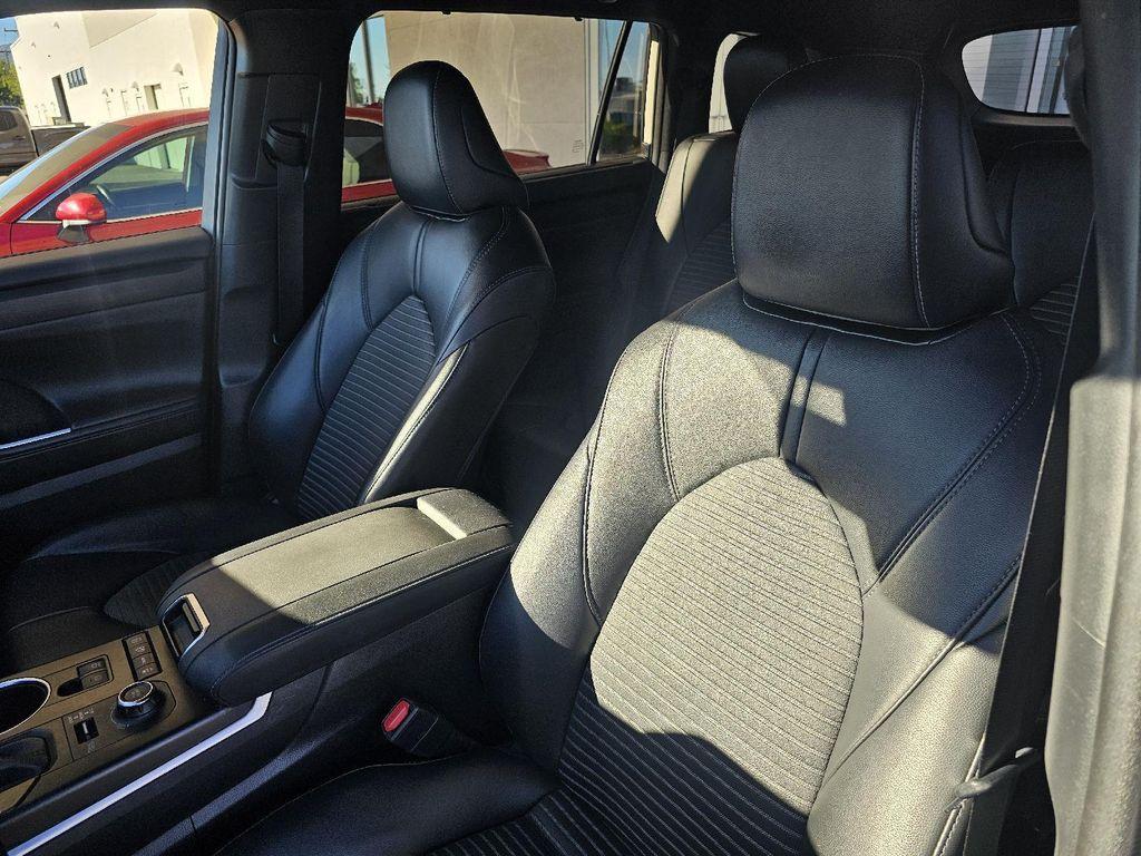 used 2021 Toyota Highlander car, priced at $32,389