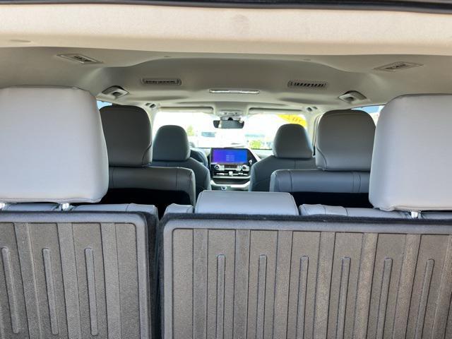 used 2023 Toyota Highlander car, priced at $40,289