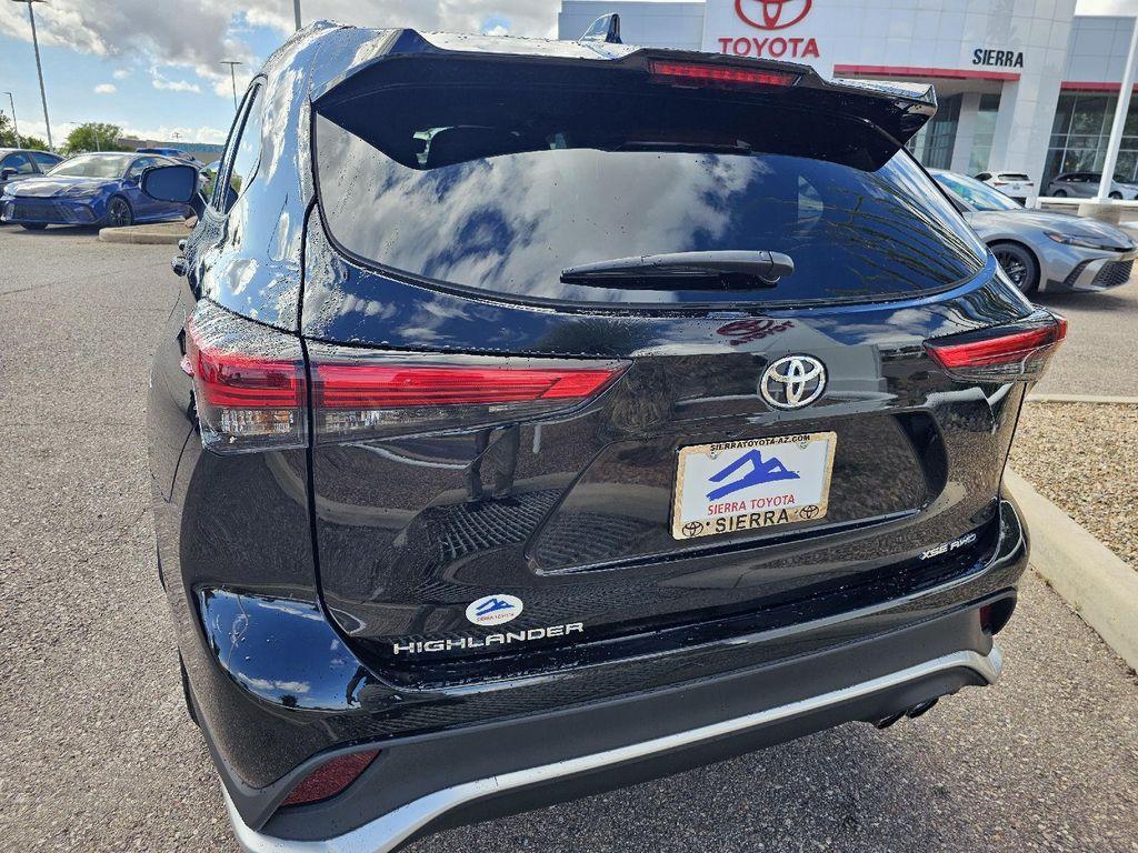 used 2022 Toyota Highlander car, priced at $38,489