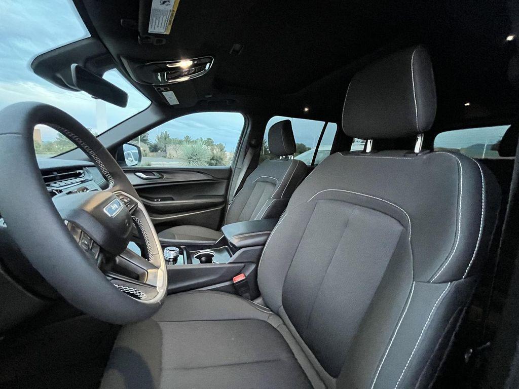 used 2025 Jeep Grand Cherokee car, priced at $35,589