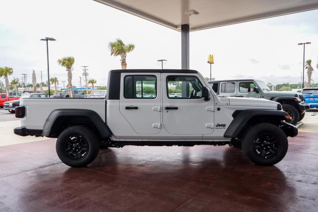 new 2024 Jeep Gladiator car, priced at $43,401