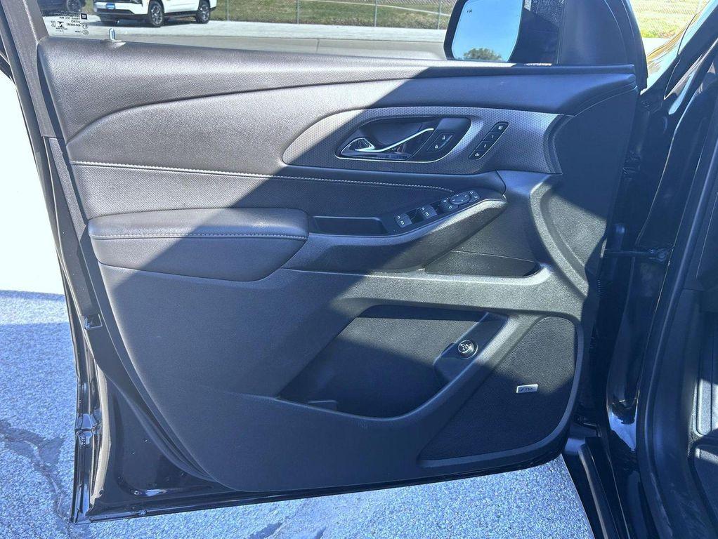 used 2023 Chevrolet Traverse car, priced at $38,053