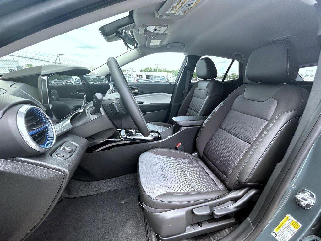 new 2025 Chevrolet Trax car, priced at $25,423