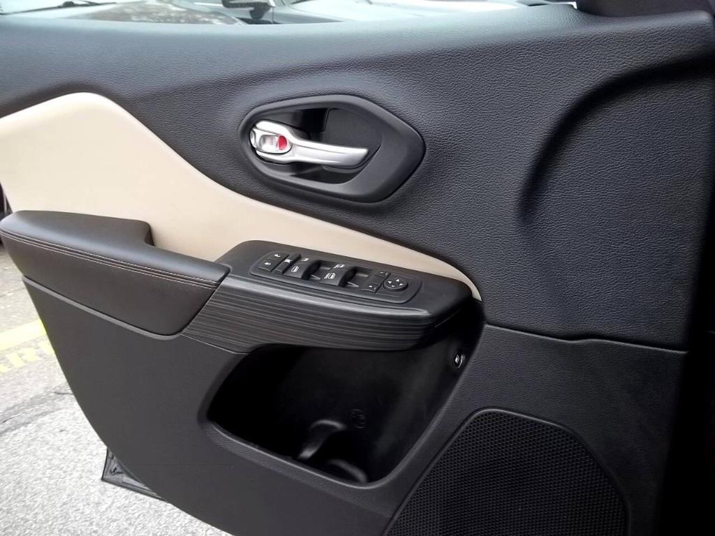 used 2016 Jeep Cherokee car, priced at $12,994