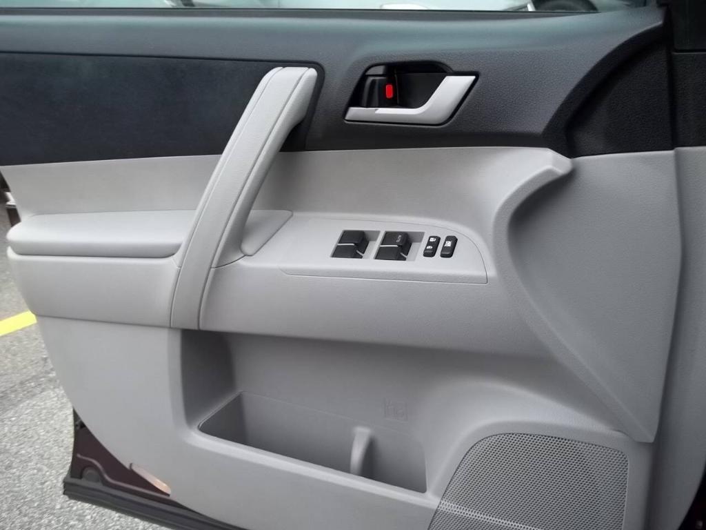 used 2012 Toyota Highlander car, priced at $13,994