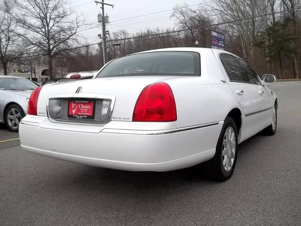 used 2009 Lincoln Town Car car, priced at $10,994