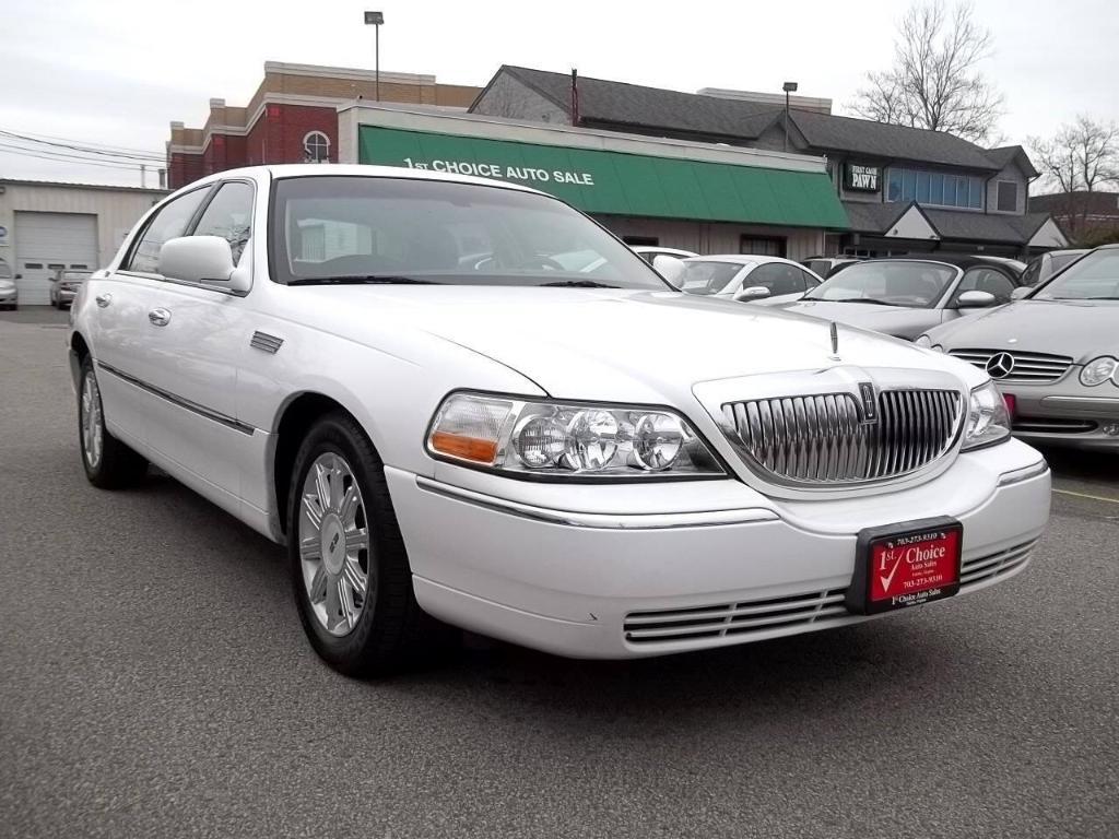 used 2009 Lincoln Town Car car, priced at $10,994