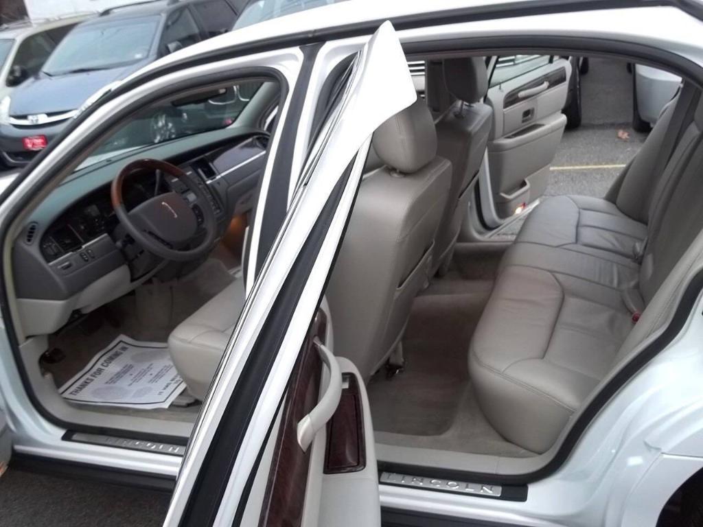 used 2009 Lincoln Town Car car, priced at $10,994