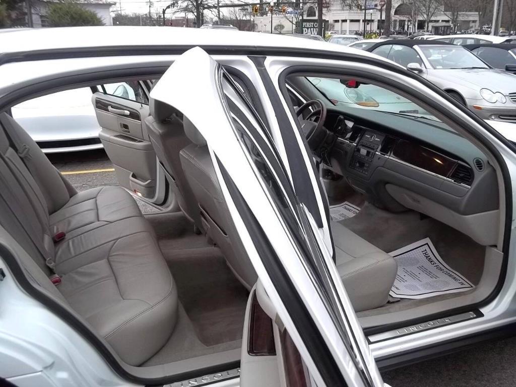 used 2009 Lincoln Town Car car, priced at $10,994