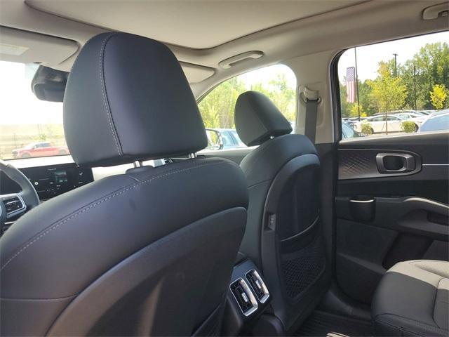 new 2025 Kia Sorento Hybrid car, priced at $40,427