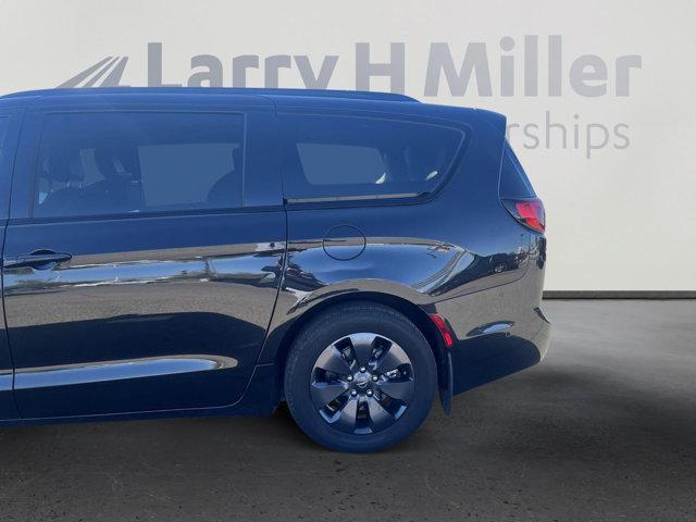 used 2020 Chrysler Pacifica Hybrid car, priced at $20,887