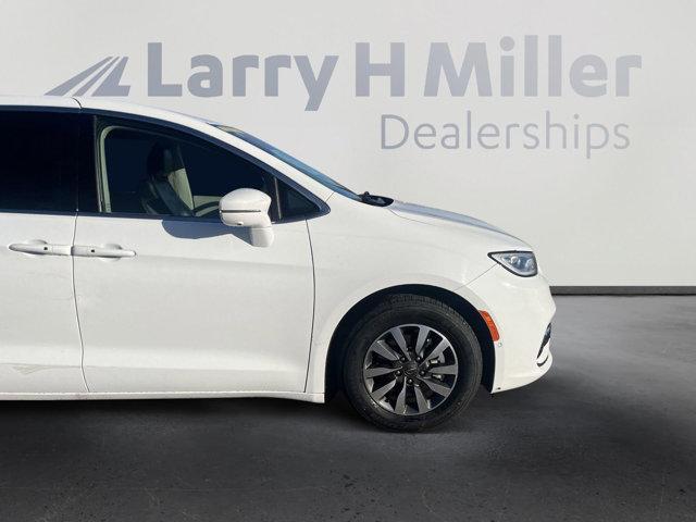 used 2022 Chrysler Pacifica Hybrid car, priced at $21,000