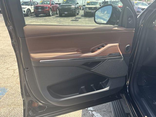 new 2025 Lincoln Navigator L car