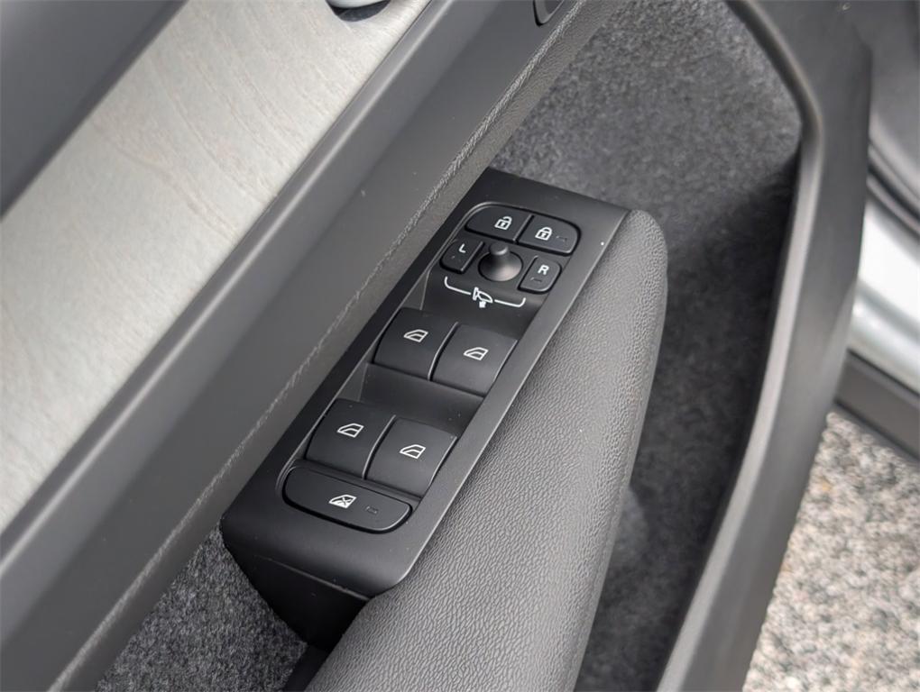 new 2025 Volvo XC40 car, priced at $46,335