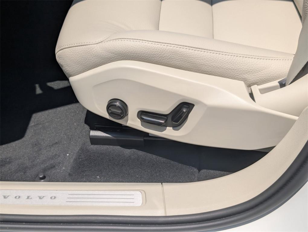 new 2025 Volvo XC60 car, priced at $54,360