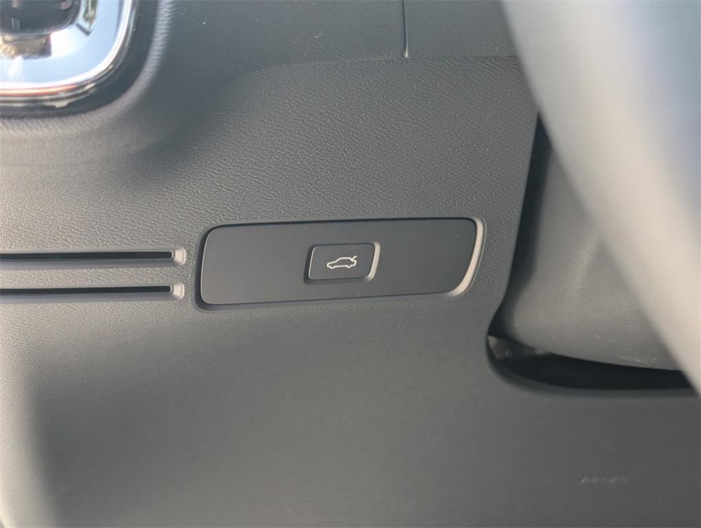 new 2025 Volvo XC40 car, priced at $42,595