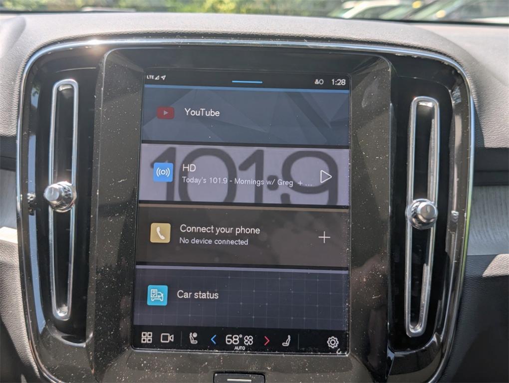 new 2025 Volvo XC40 car, priced at $42,595