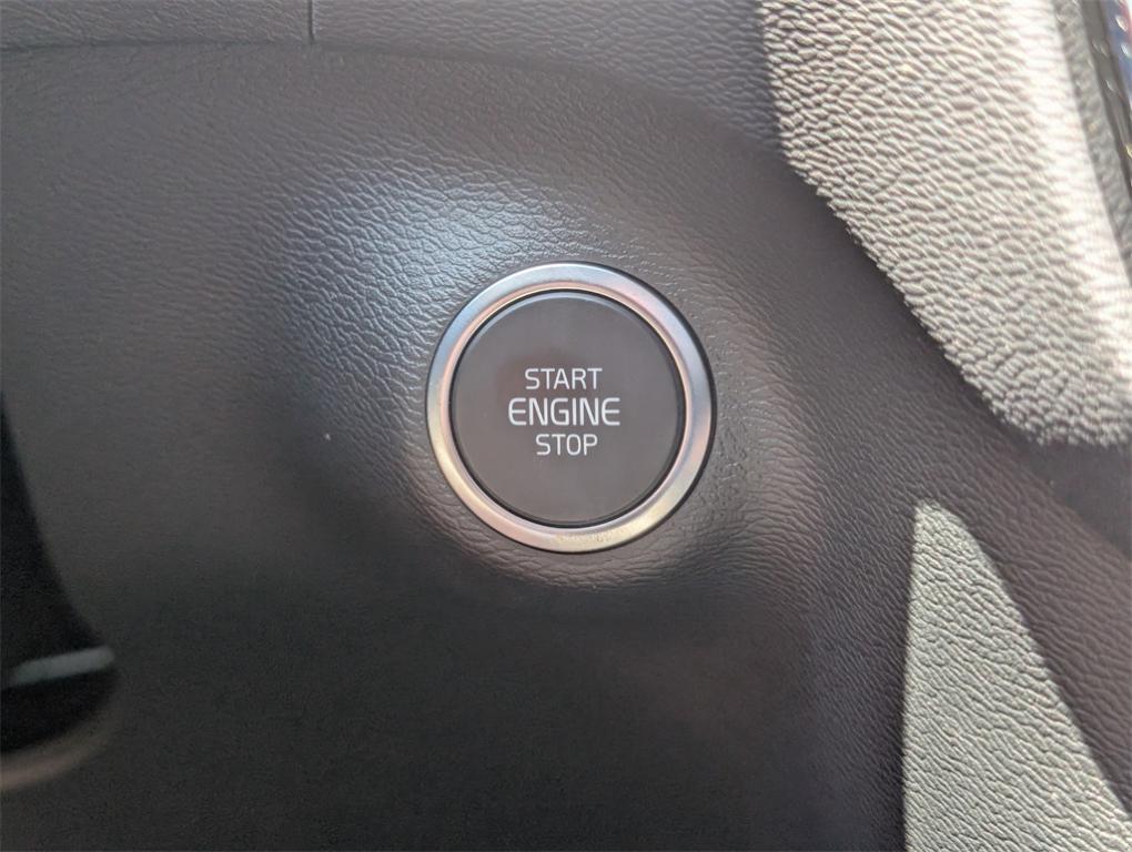 new 2025 Volvo XC40 car, priced at $42,595