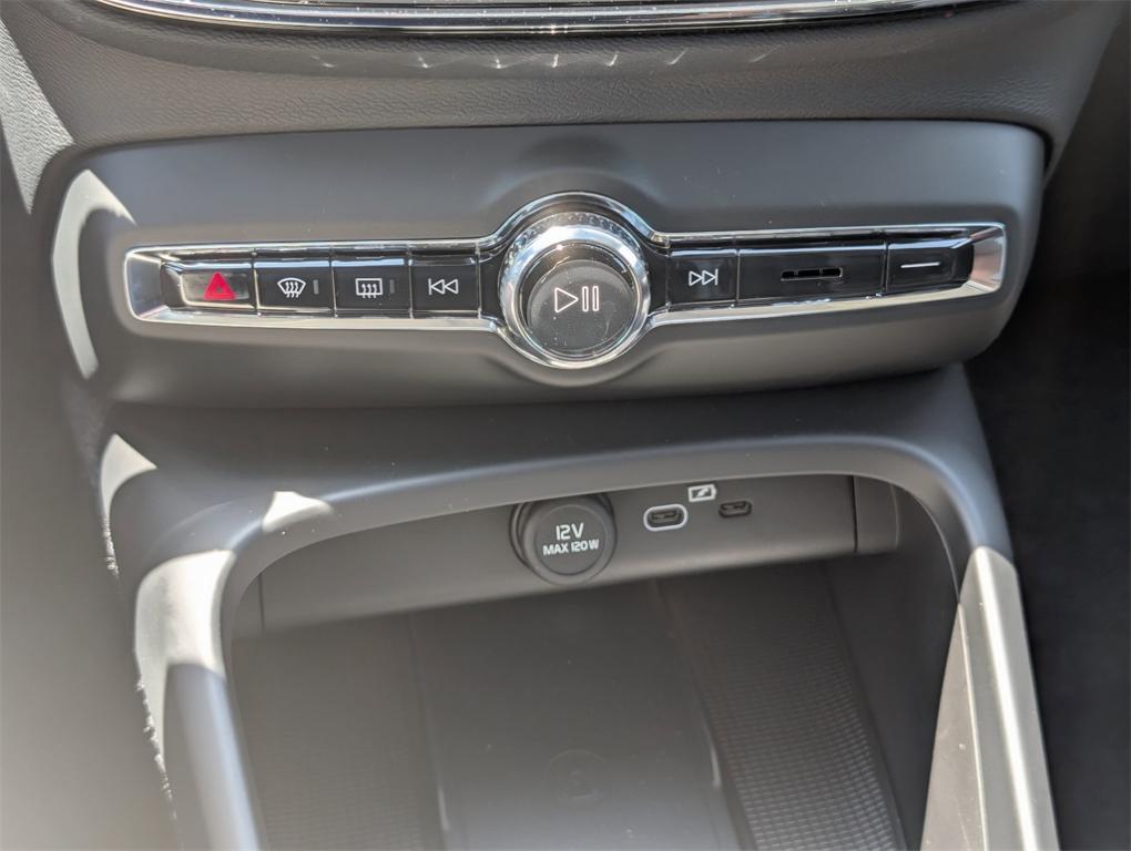 new 2025 Volvo XC40 car, priced at $42,595