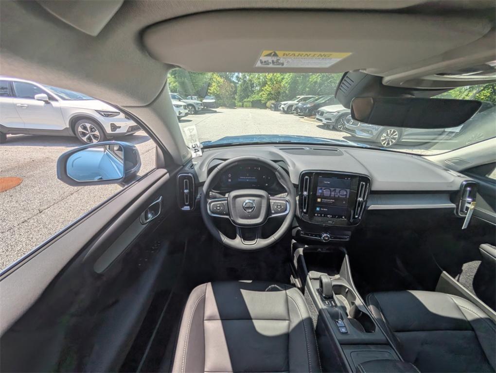 new 2025 Volvo XC40 car, priced at $42,595
