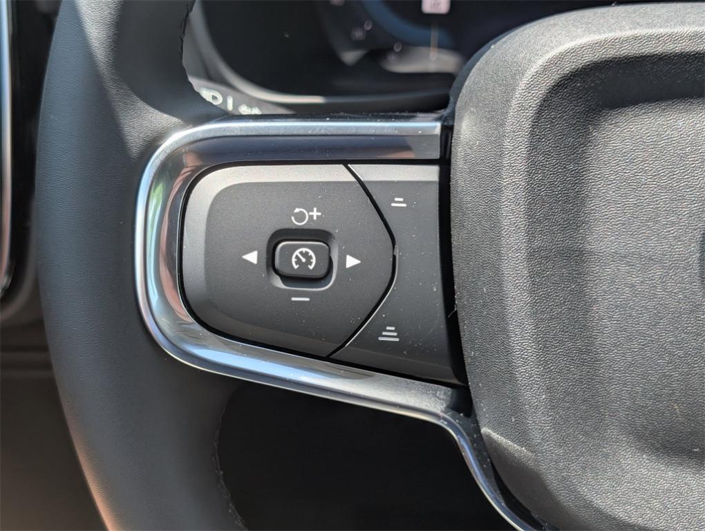 new 2025 Volvo XC40 car, priced at $42,595