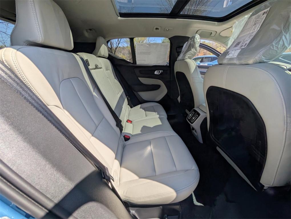 new 2025 Volvo XC40 car