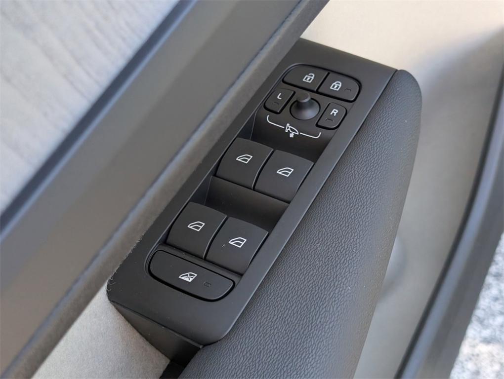 new 2025 Volvo XC40 car
