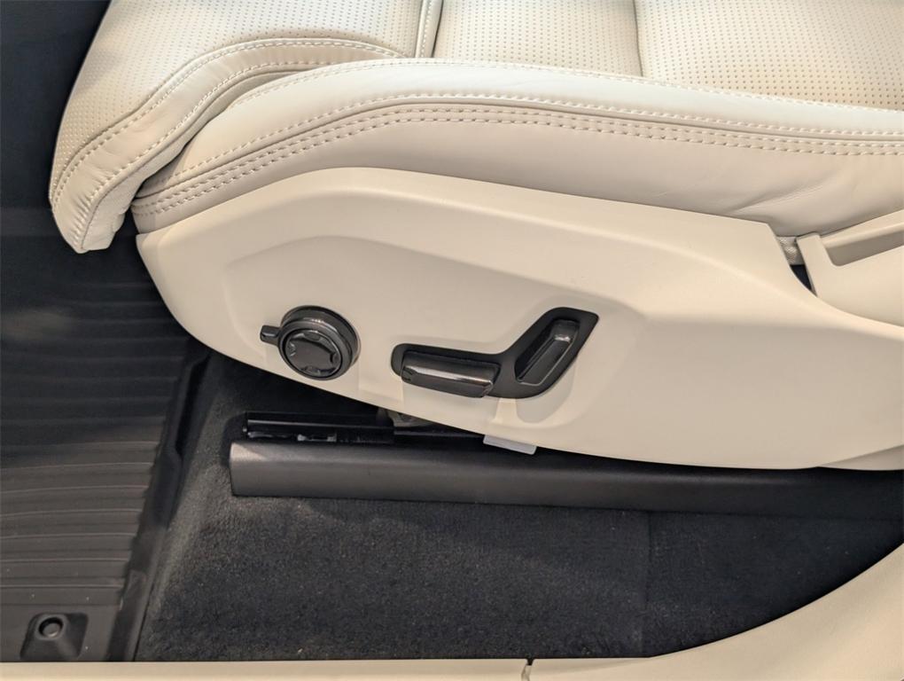 new 2025 Volvo XC90 Plug-In Hybrid car, priced at $89,600