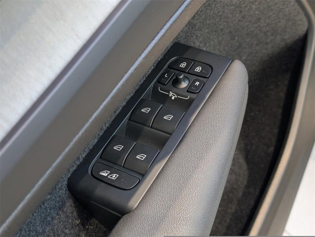 new 2025 Volvo XC40 car, priced at $50,765