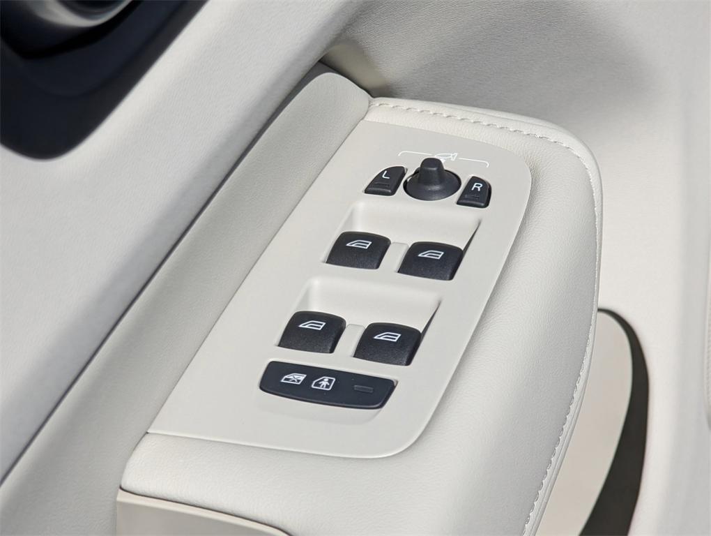 new 2025 Volvo XC60 car, priced at $54,360