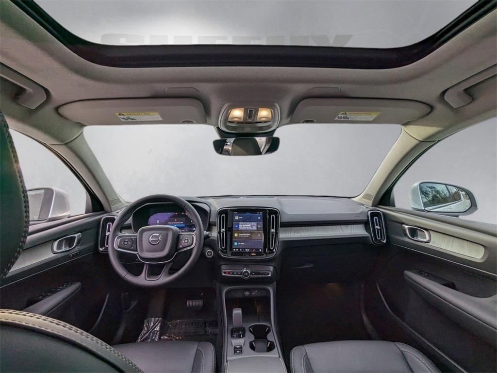new 2025 Volvo XC40 car, priced at $34,215