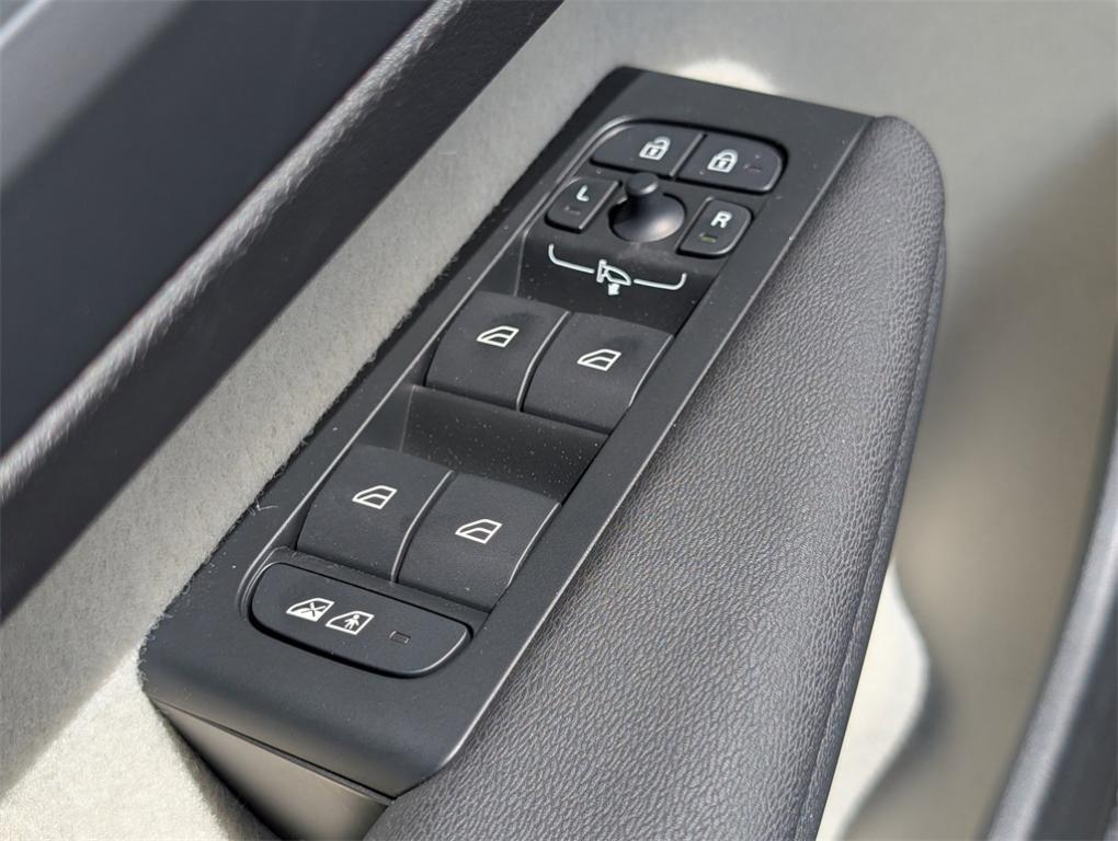 new 2025 Volvo XC40 car, priced at $51,015