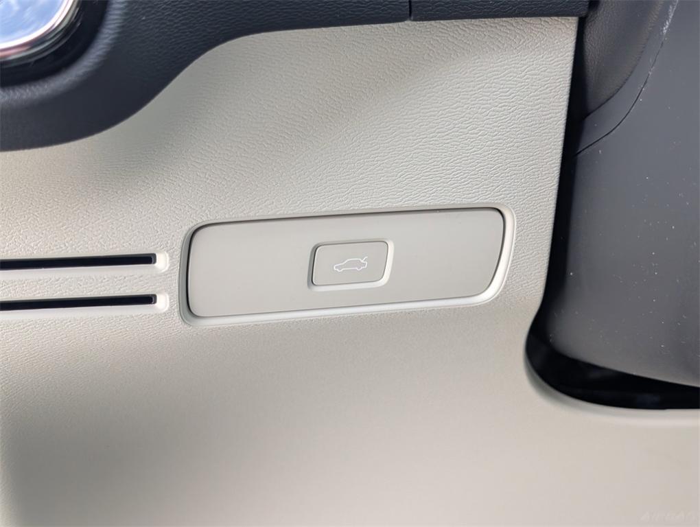 new 2025 Volvo XC40 car, priced at $51,015