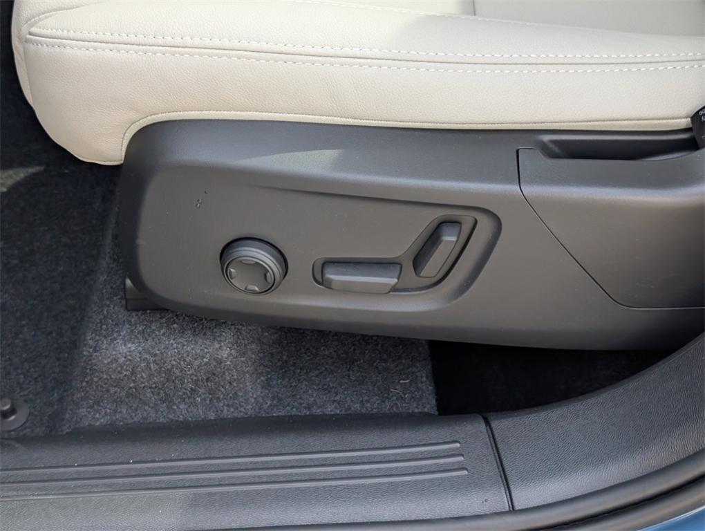 new 2025 Volvo XC40 car, priced at $51,015