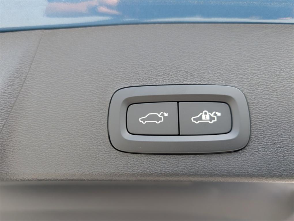 new 2025 Volvo XC40 car, priced at $51,015