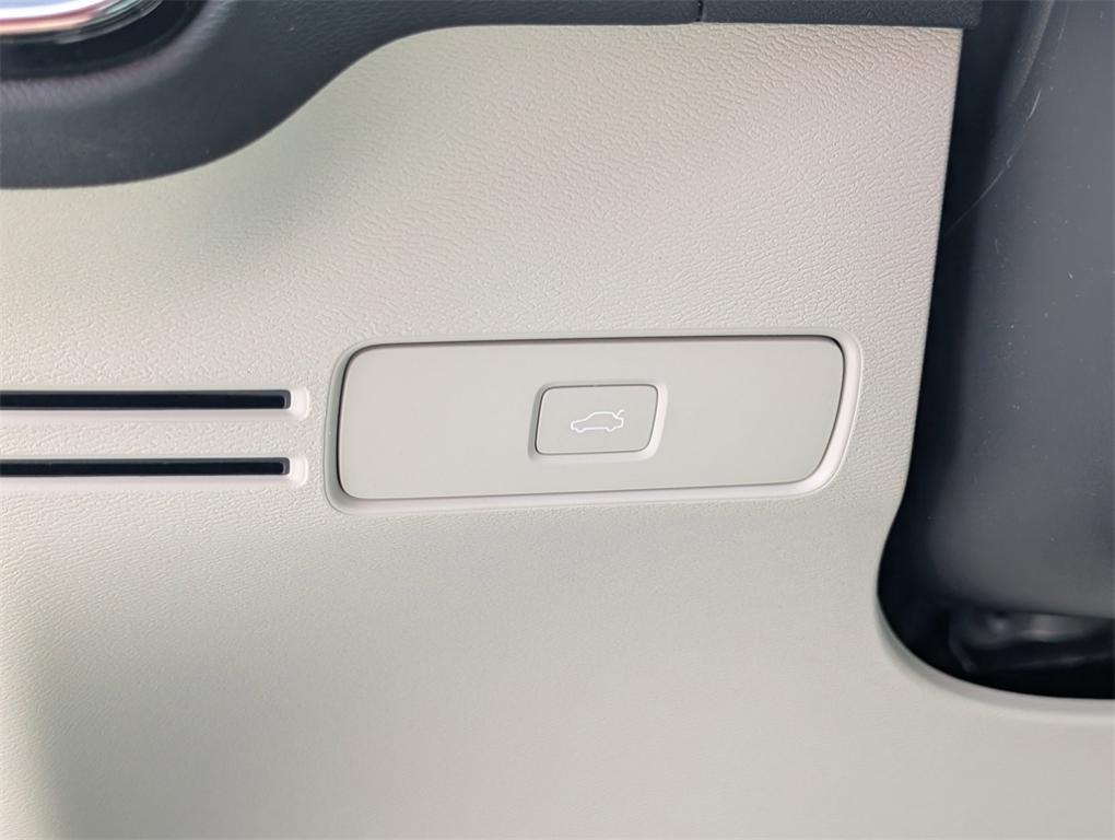 new 2025 Volvo XC40 car, priced at $49,115