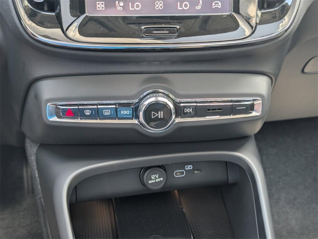 new 2026 Volvo XC40 car