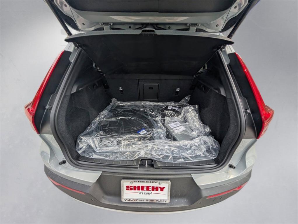 new 2025 Volvo XC40 car, priced at $35,035