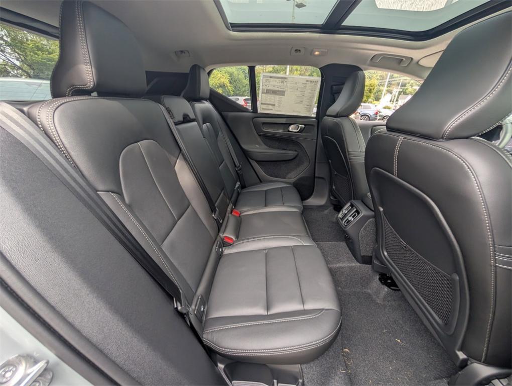 new 2025 Volvo XC40 car, priced at $35,035