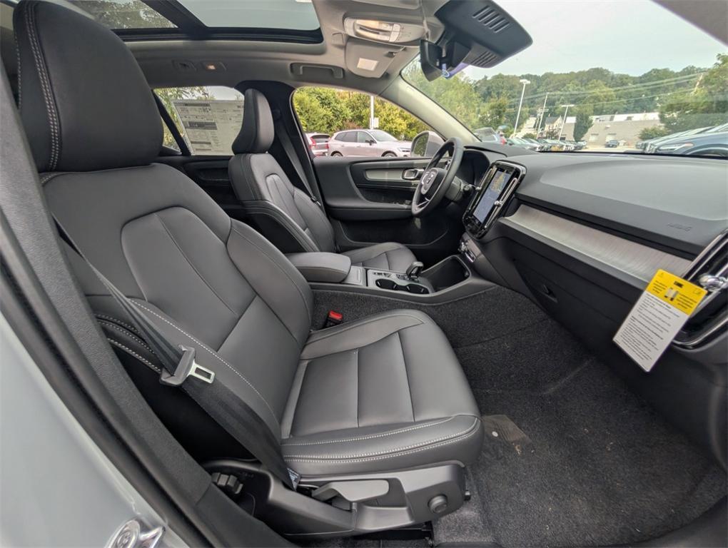 new 2025 Volvo XC40 car, priced at $35,035