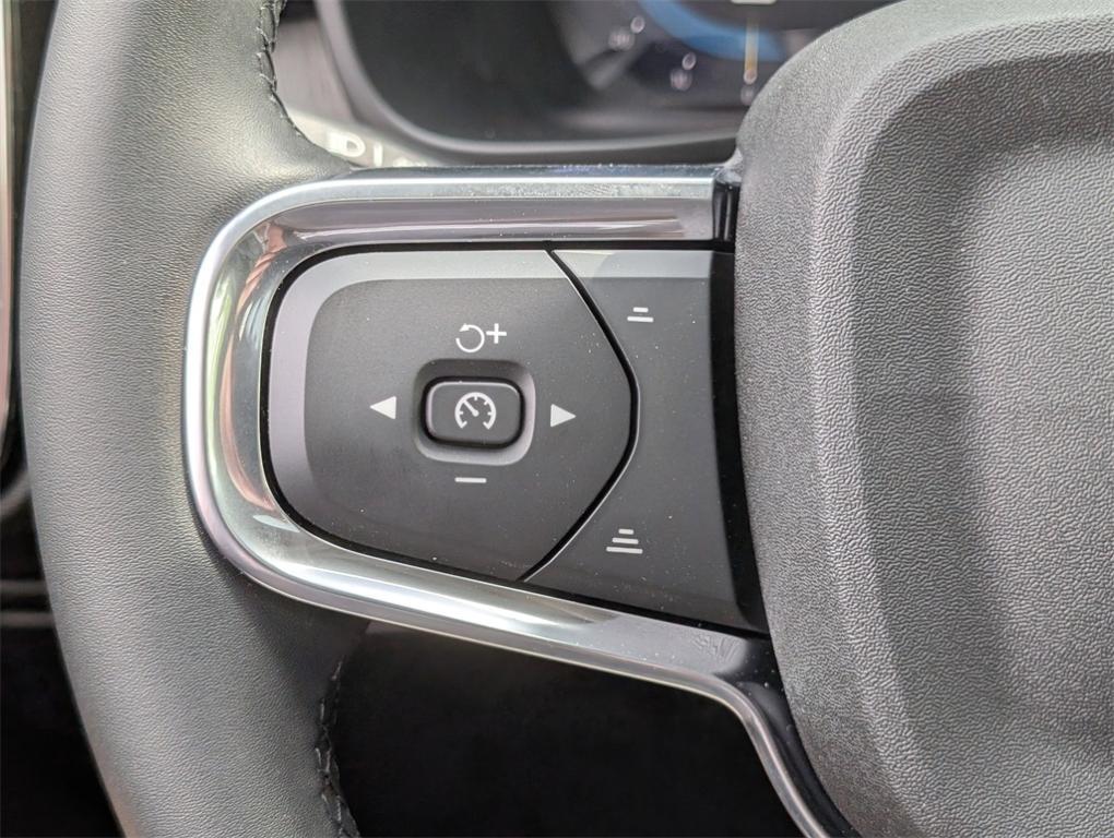 new 2025 Volvo XC40 car, priced at $35,035