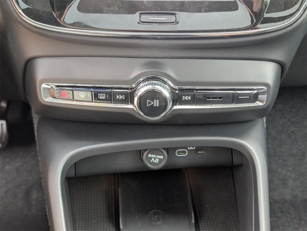 new 2025 Volvo XC40 car, priced at $35,035