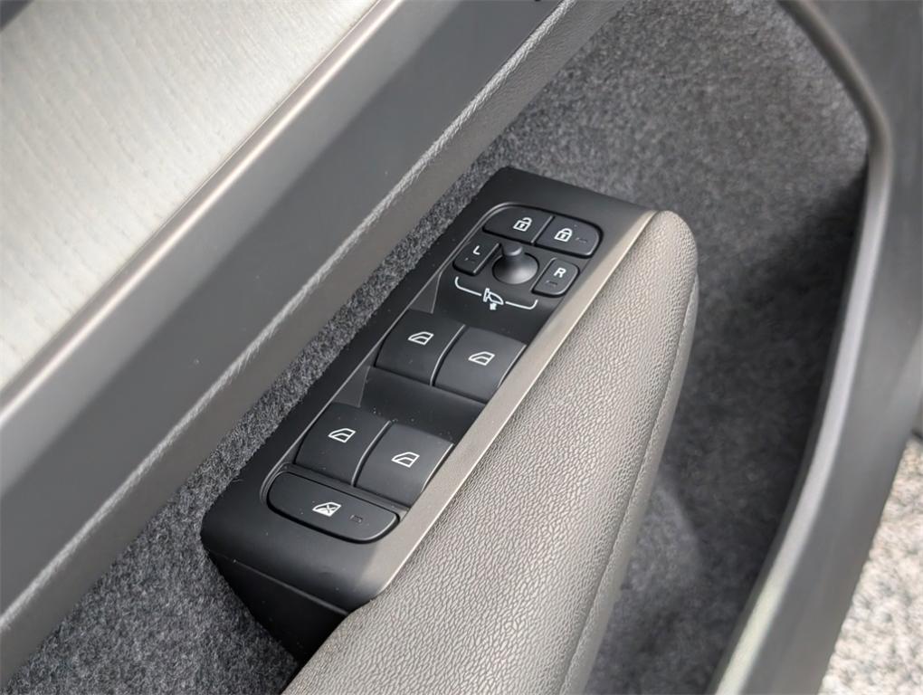 new 2025 Volvo XC40 car, priced at $35,035