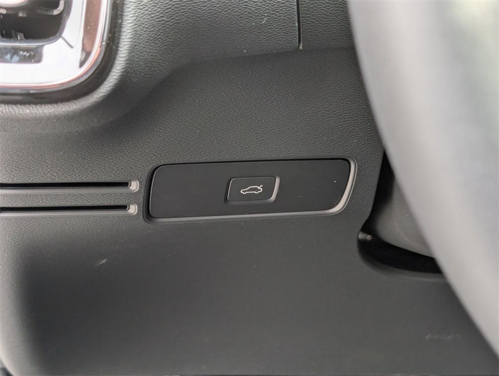 new 2025 Volvo XC40 car, priced at $35,035