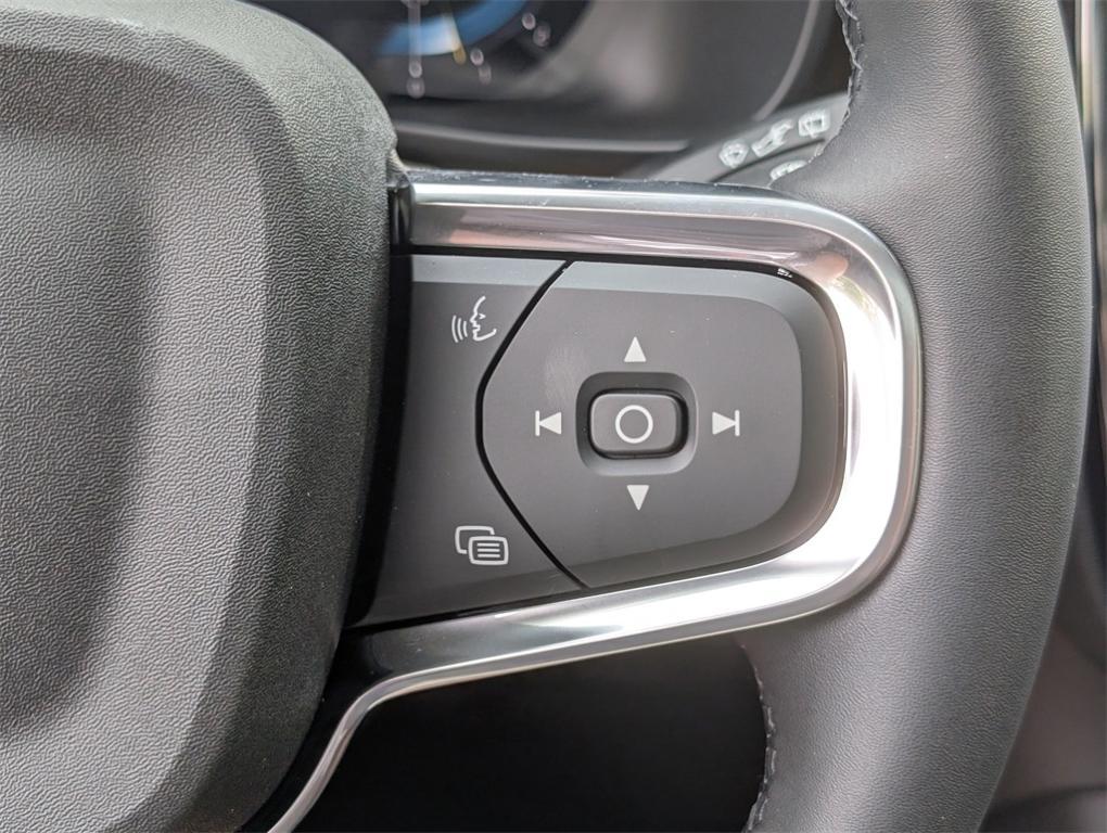 new 2025 Volvo XC40 car, priced at $35,035