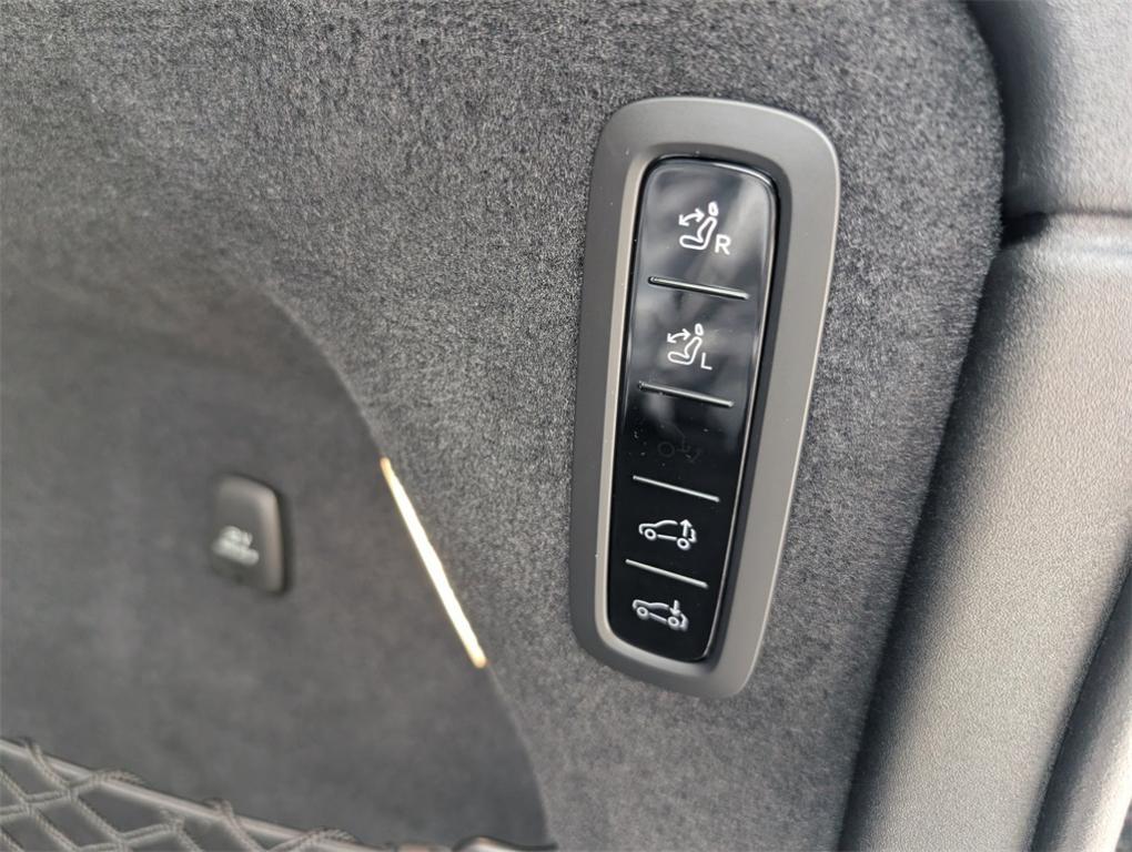 new 2025 Volvo EX90 car, priced at $81,640